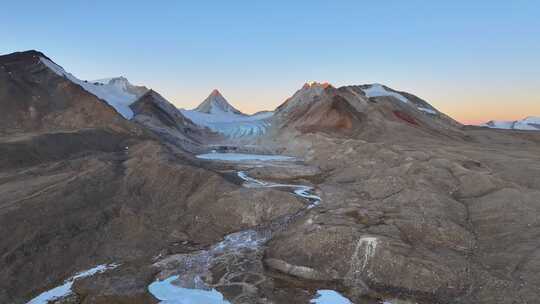 西藏日喀则国王峰普拉喜琼雪山日照金山航拍