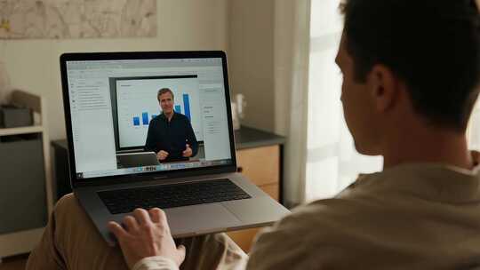 男人居家视频会议远程办公行业视频