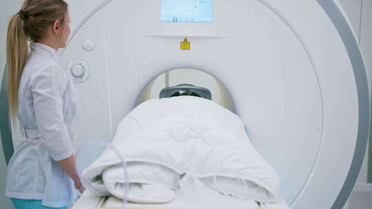 医疗诊所的专业放射科医生监测接受磁共振治