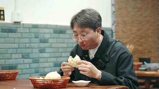 男生吃包子顾客吃包子包子店