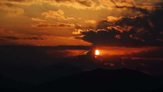 日落延时天黑森林夜幕降临山峰阳光黄昏夕阳