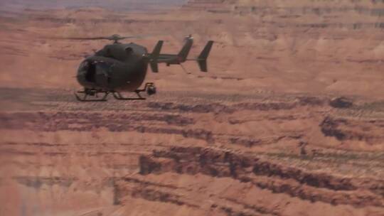 搜救直升机飞越山脉