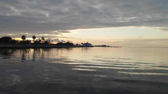 新奥尔良湖滨大道日落时庞恰特雷恩湖宁静的湖水，