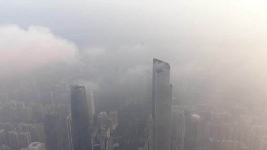 城市高楼云雾环绕景象