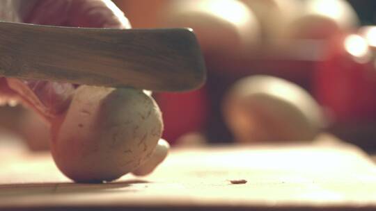 菜刀案板切鲜香菇蘑菇丁