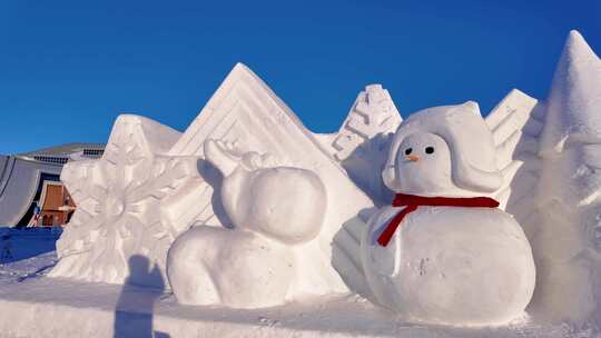 造型可爱的雪人和驯鹿雪雕