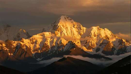 震撼日照金山雪山云海励志风光视频