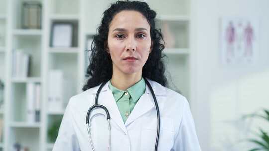 白色外套的浆液女儿科医生肖像，听诊器在莫视频素材模板下载