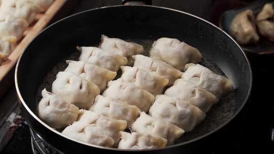 特色中餐生煎饺烹饪过程