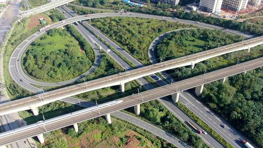 高速公路和高速铁路交汇处航拍