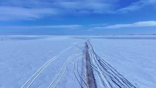 白雪皑皑的草原道路上一辆汽车行驶