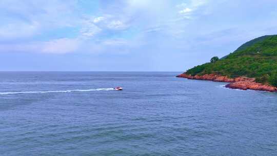 海面上行驶快艇的沿海风景