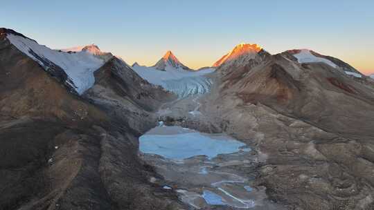 西藏日喀则国王峰普拉喜琼雪山日照金山航拍