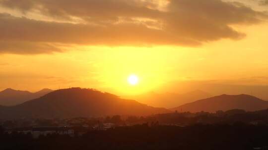 山峰日落夕阳乡村烟雾炊烟袅袅南方农村生活