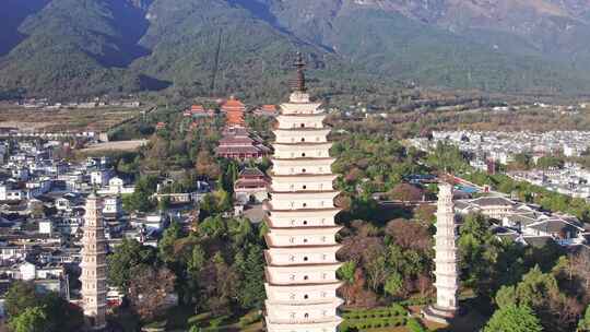 云南大理古城崇圣寺三塔白昼航拍视角实时