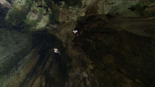 大型洞穴内部，自然光通过天花板上的开口进