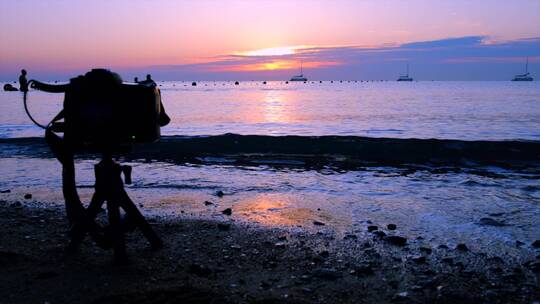 正在拍摄葫芦岛兴城海上日出自然风光的相机