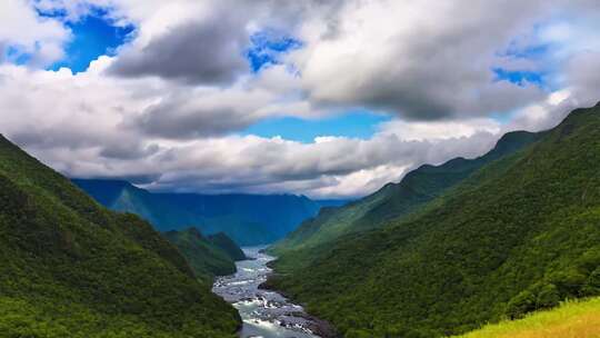 山间河流景观壮丽的自然风光全景