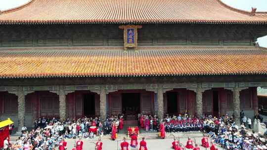 古建筑前传统仪式活动场景