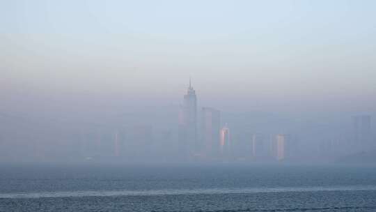 大雾中的烟台城市天际线