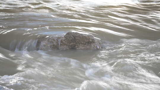 河流 流水 水面 奔流 江河 波涛 波浪翻滚