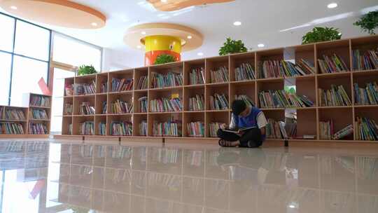 图书馆阅览室里孩子们静享暑假阅读乐趣