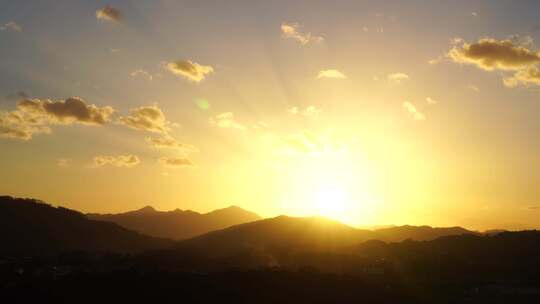 傍晚山峰日落延时唯美夕阳乡村黄昏天空晚霞