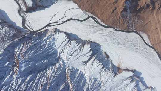 航拍新疆冬季安集海大峡谷红色山脉雪山河流