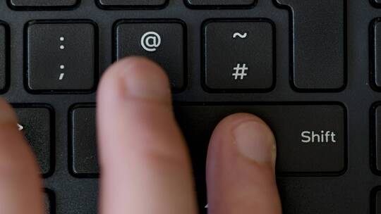 顶视图手指按压移位键盘按钮
