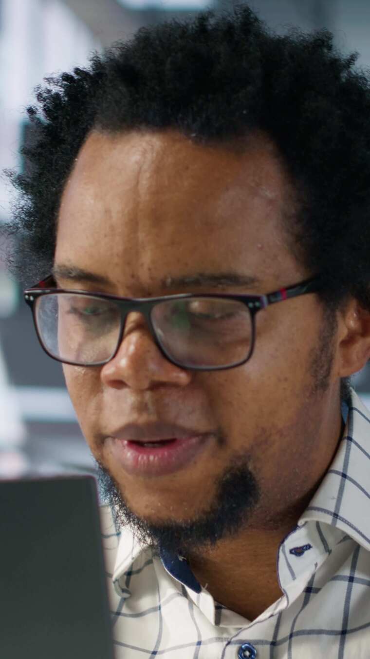 垂直视频非裔美国人CEO参加在线会议讨论