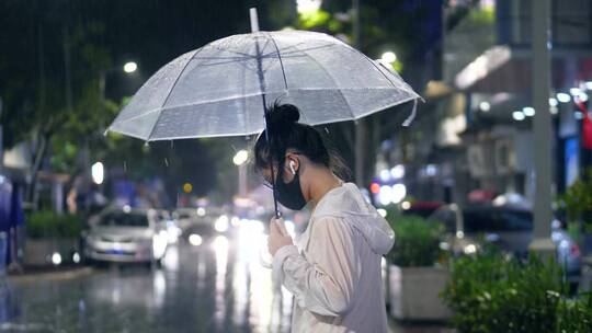 城市下雨天夜晚女孩打伞等人4k视频素材