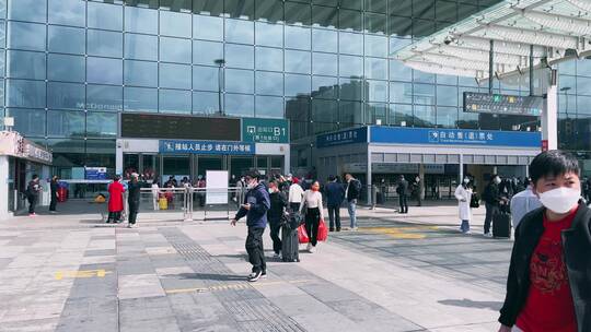 深圳北高铁站旅客进进出出