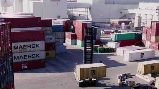 货运集装箱叉车移动货物视频素材模板下载