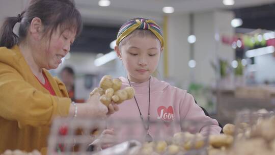 社会体验 购物 小学生逛超市 小学生买菜视频素材模板下载