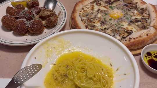 手持酒杯与餐食特写