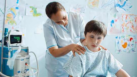 护士安抚住院小男孩