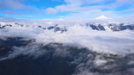 梅里雪山山峰自然景观云雾缭绕视频素材模板下载
