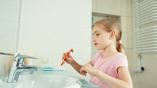 女孩在浴室刷牙