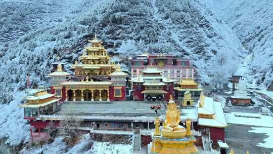 雪中藏式寺庙建筑群鸟瞰全景