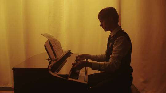 钢琴家演奏钢琴视频素材模板下载