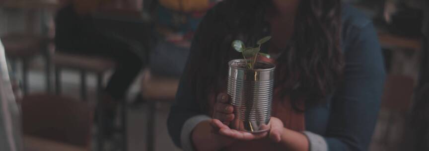 女人在酒吧拿着植物微笑