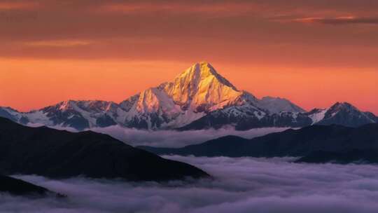 雪山云海日出壮丽景观