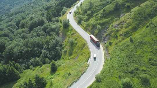 卡车货车在山路上行驶