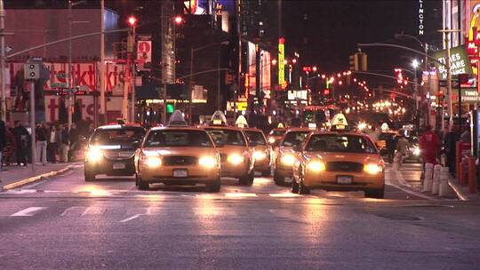 单行道中间拍摄纽约市的交通视频素材模板下载