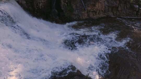 湍急的山间河流流水清澈的河水水花溪流瀑布