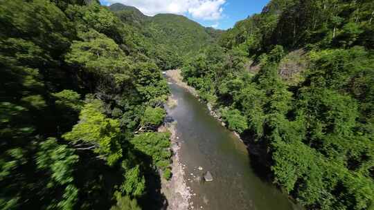 漂流激情船穿越机蓝天白云航拍青山绿水河流