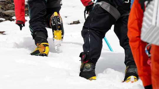 攀登岷山山脉雪宝顶雪山登山者的脚步