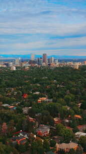 白天从美国科罗拉多州丹佛市美丽的绿色风景