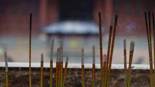 雨天寺庙烧香拜佛燃烧的香