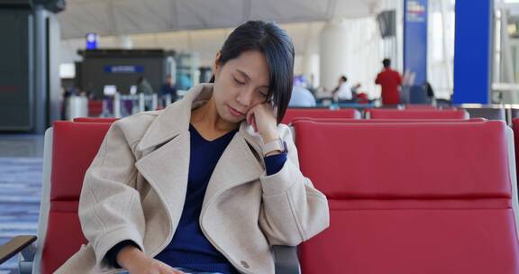 女人睡在机场等候区